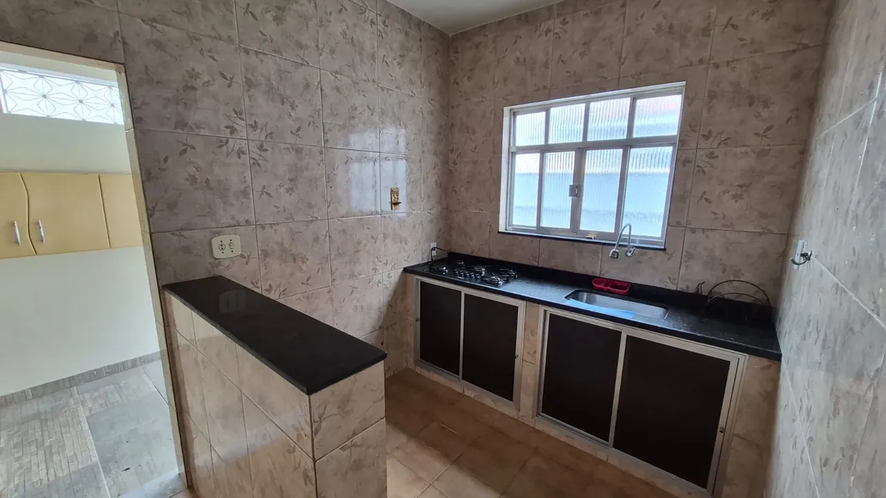 Linear street-facing house with 2 bedrooms and a backyard — photo 5