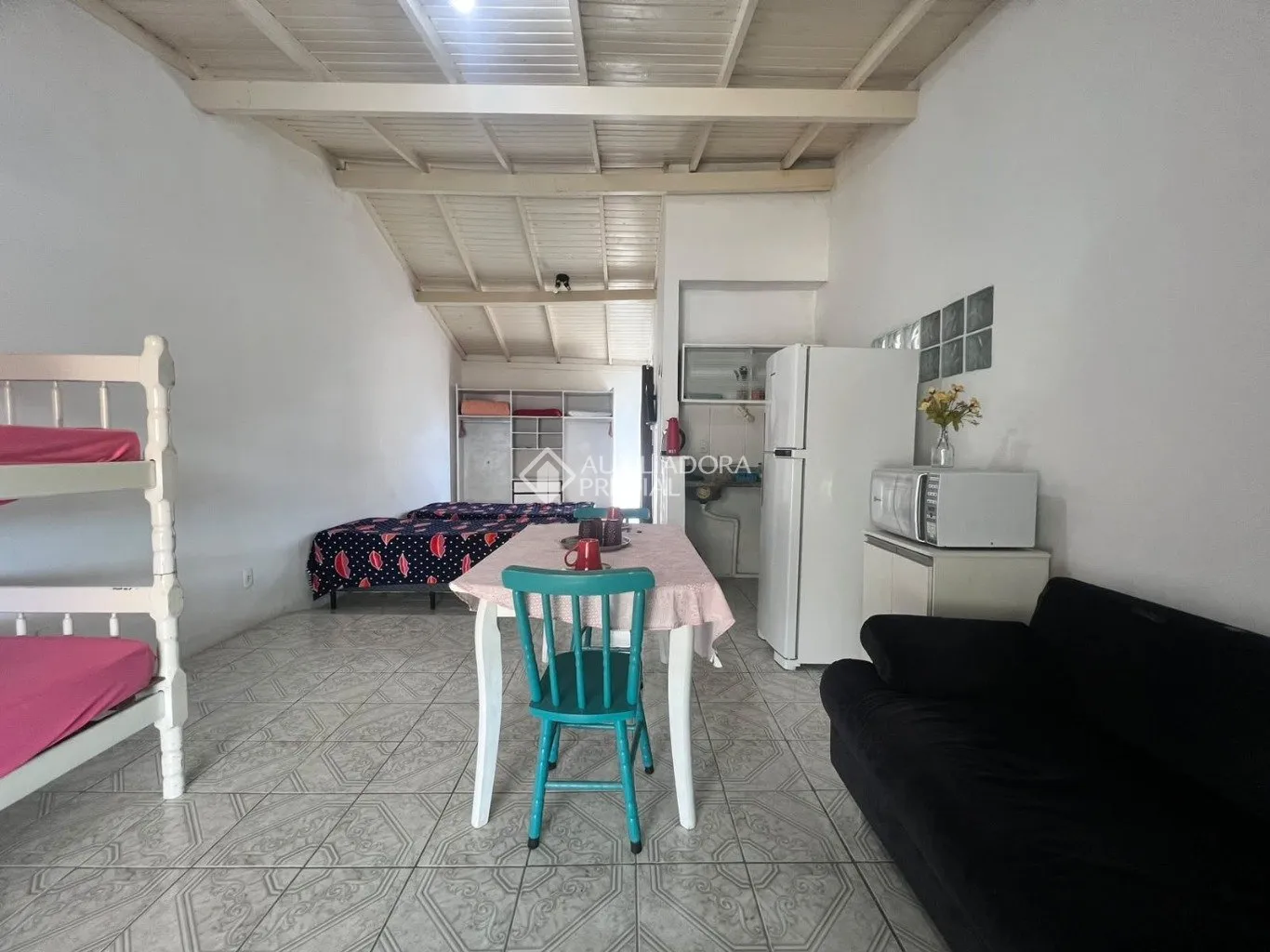 Furnished studio with 38 m², 1 bedroom and 1 bathroom — photo 4