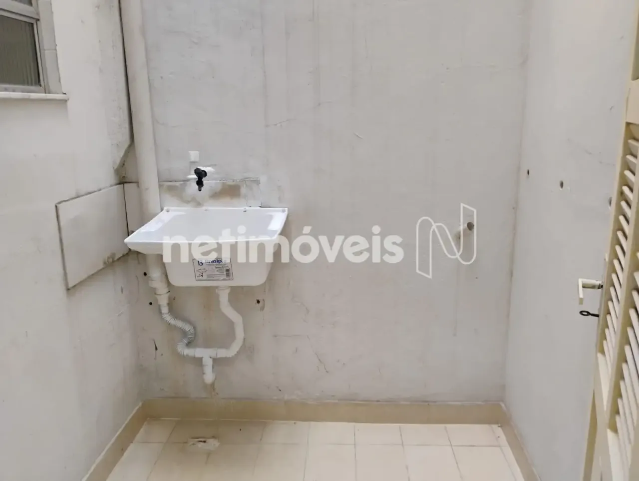 1-bedroom apartment with a laundry area — photo 9
