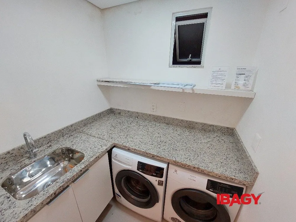 1-bedroom apartment with a separate kitchen — photo 4