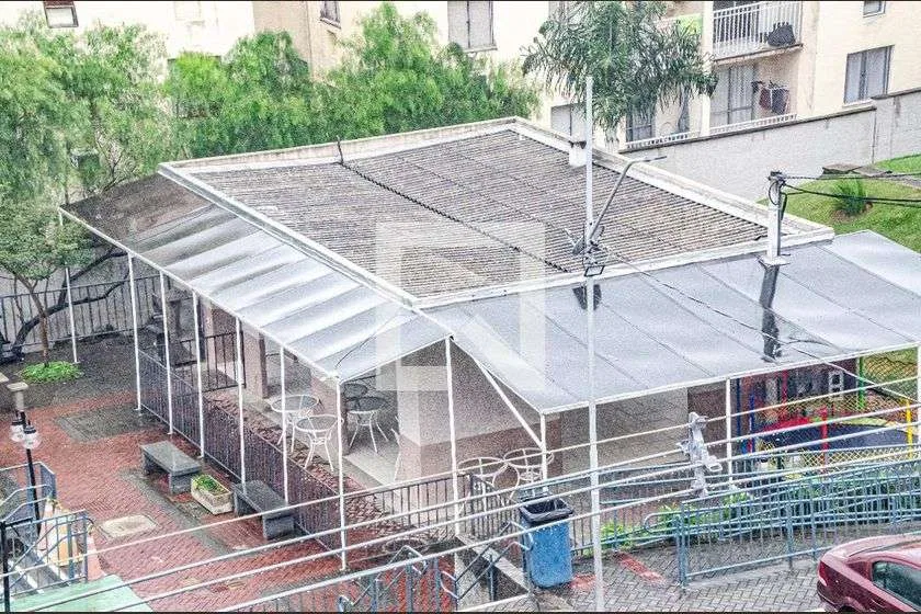 Apartamento de 2 quartos em condomínio com piscina