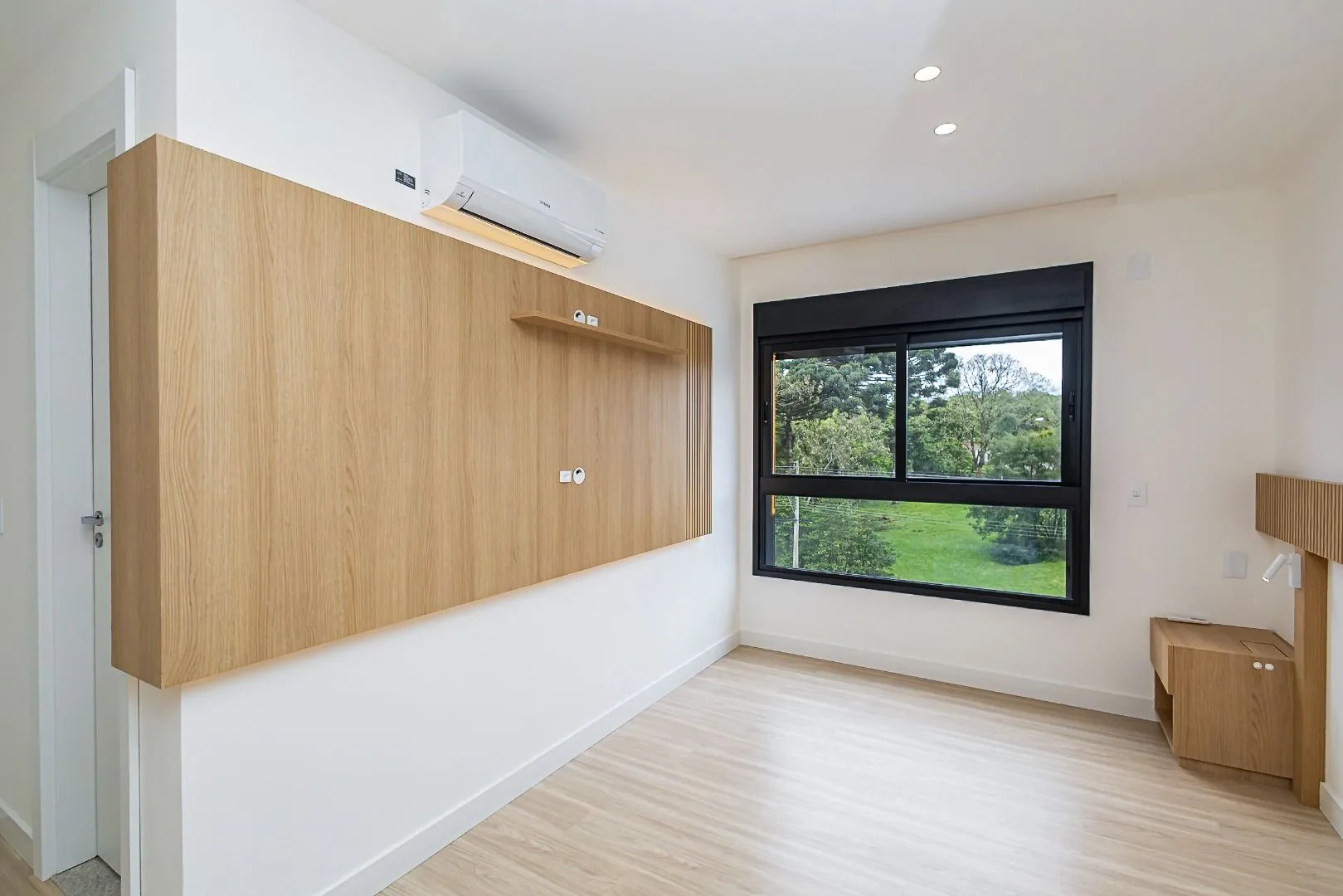 Furnished apartment, 78 m², with a glass-enclosed balcony — photo 32