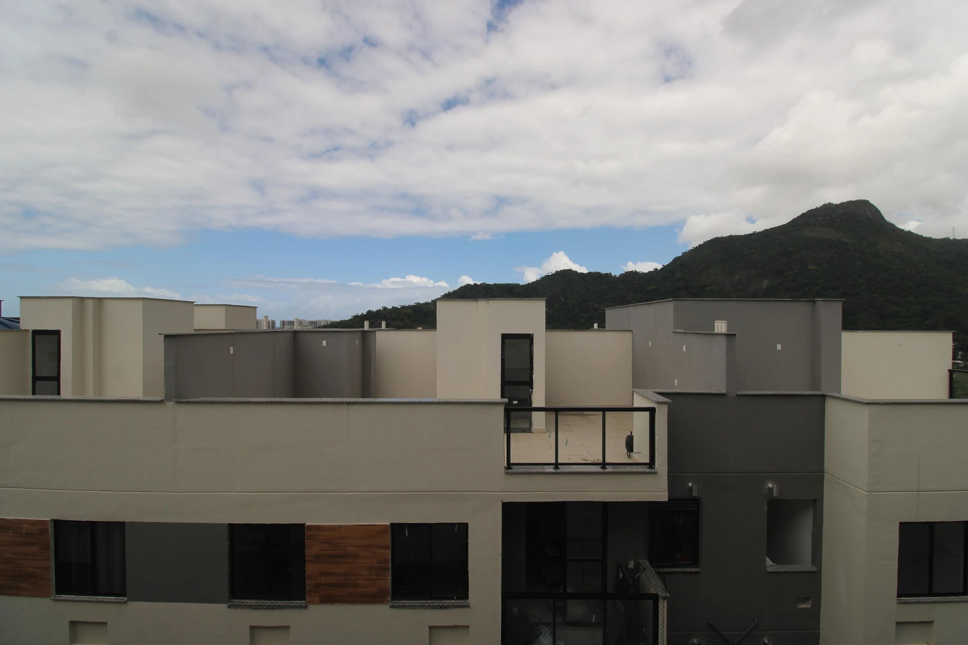 Unfurnished 2-bedroom apartment with balcony and private garden — photo 21