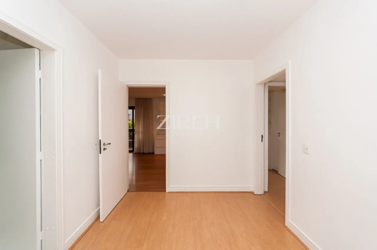3 en-suite bedrooms in a 174 m² apartment with 2 spots — photo 10