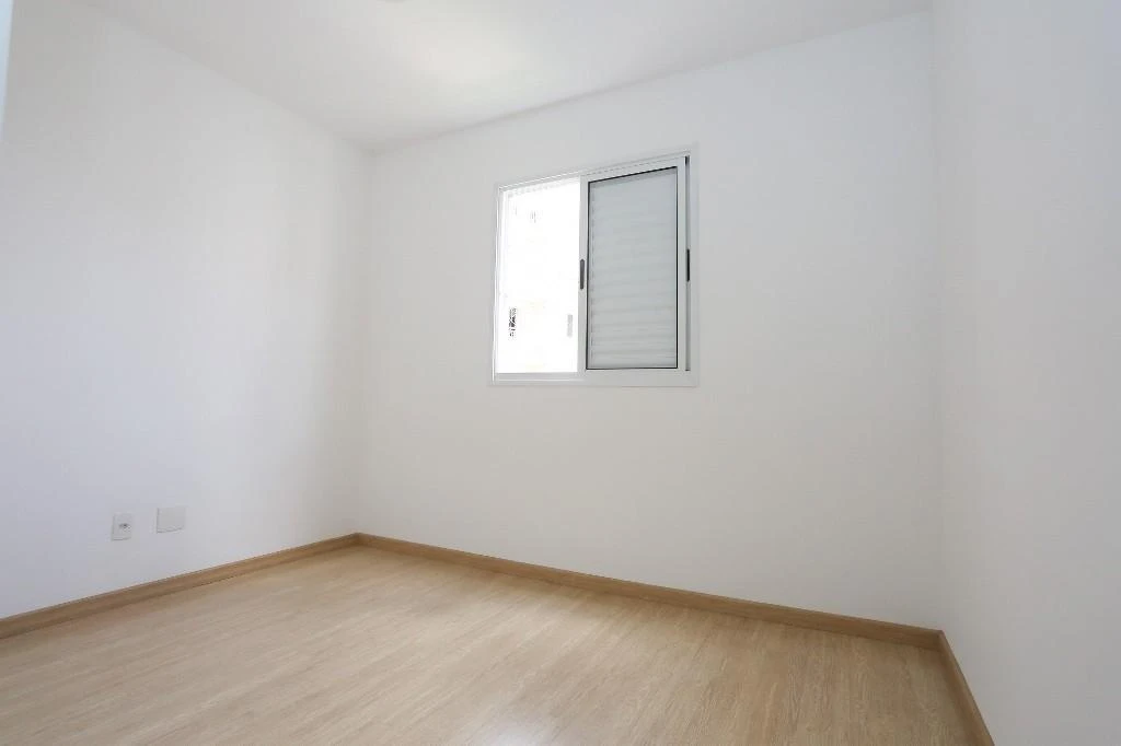 Wood or laminate floors in a 3-bedroom apartment, 62 m² — photo 16