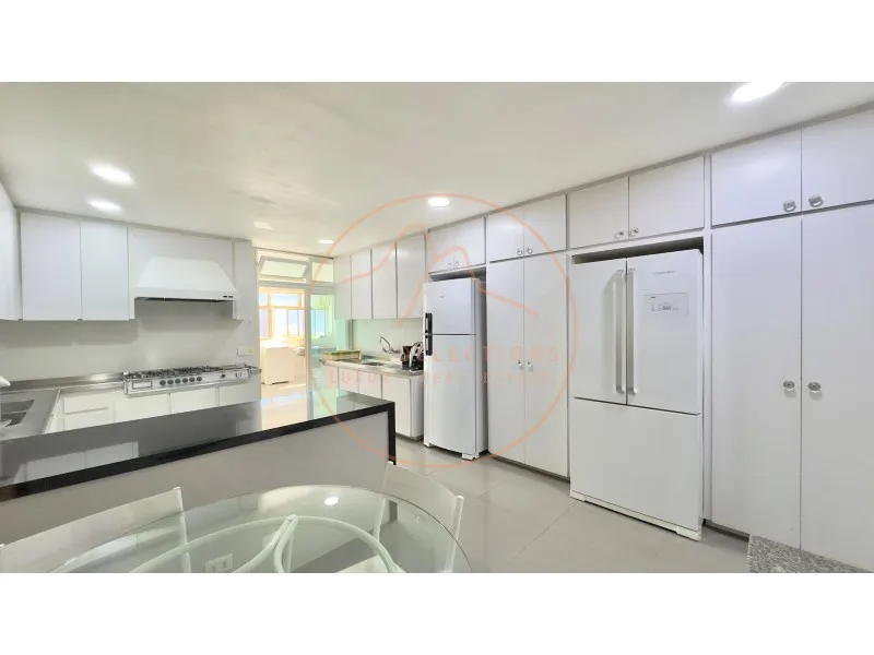 Apartment with 4 bedrooms and 5 bathrooms — photo 38