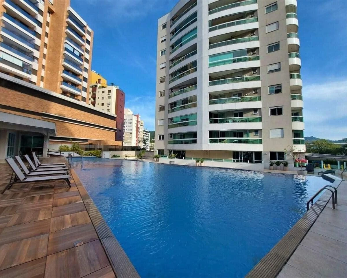 Glass-enclosed balcony in a 4-bedroom apartment, 127 m² — photo 42