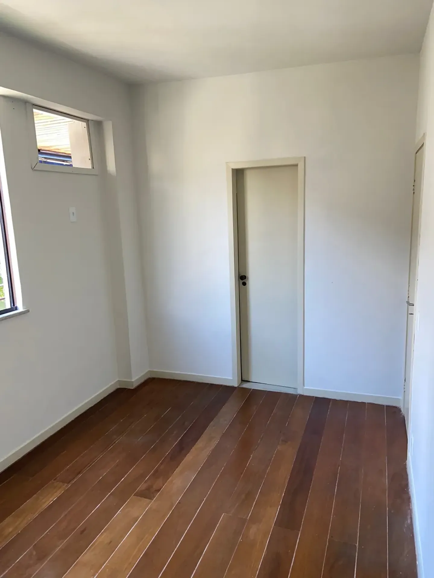 Wood or laminate floors in a 2-bedroom apartment, 70 m² — photo 10