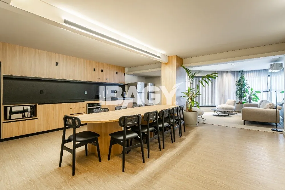 Studio with a glassed-in balcony and open-plan kitchen — photo 11