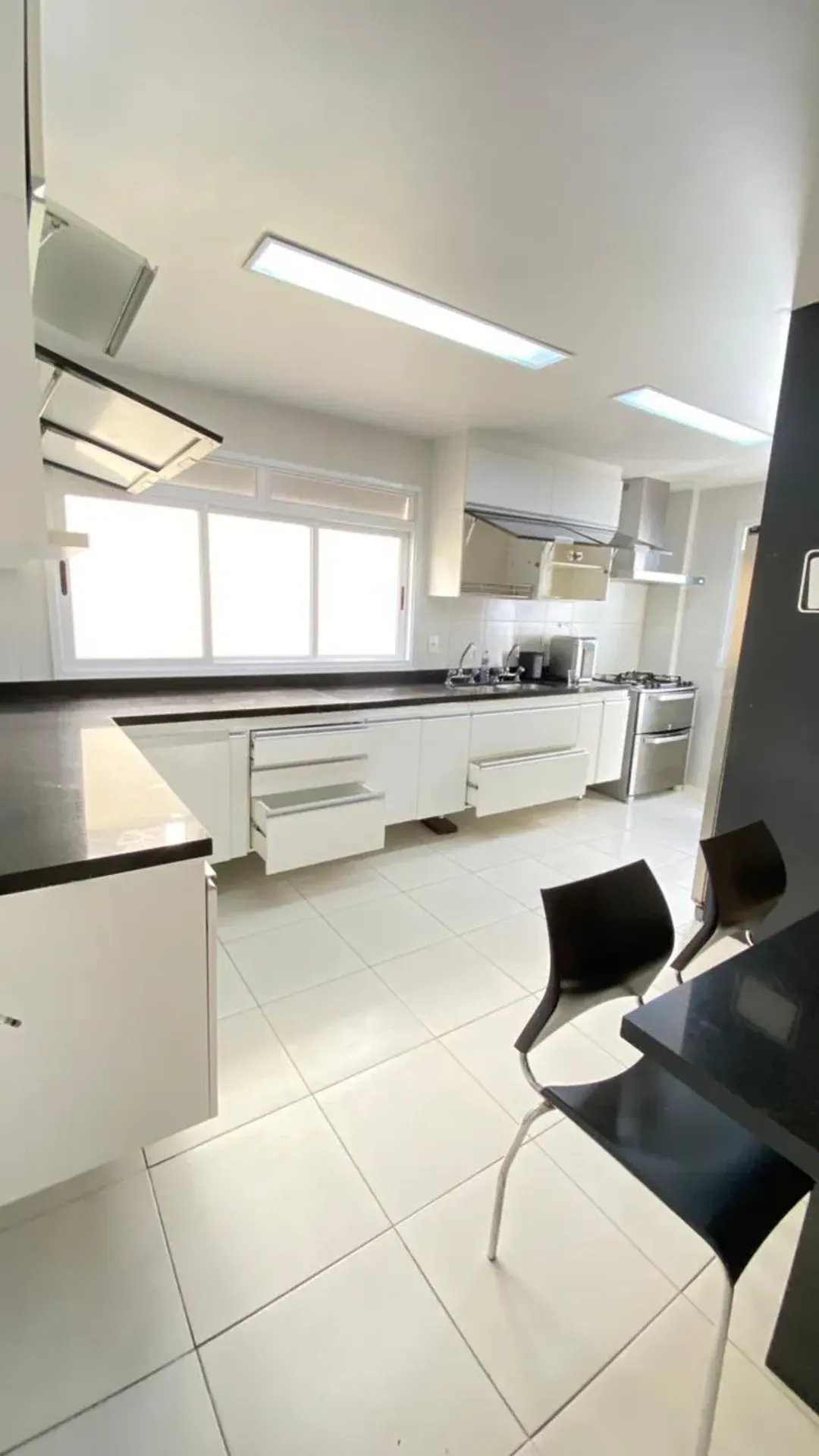 Rental house with 4 bedrooms, 5 bathrooms and 380 m² — photo 30