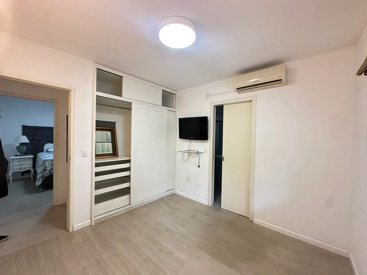 Casa de 320 m² com janelas do piso ao teto e lareira — photo 34