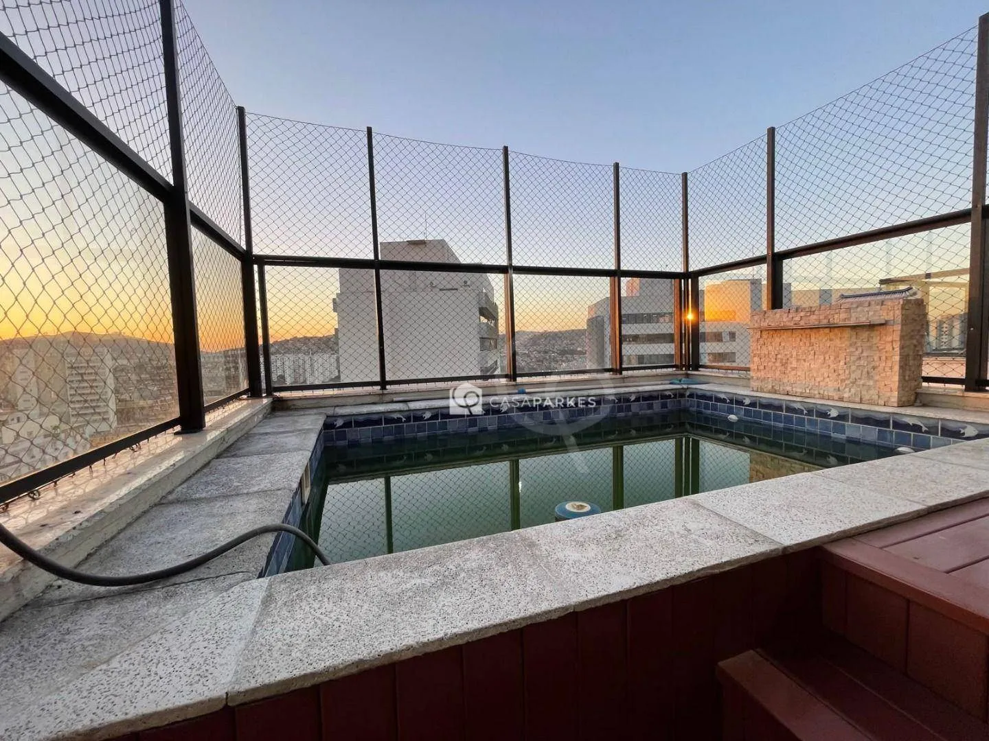 Balcony with a grill in a 3-bedroom apartment, 120 m² — photo 58