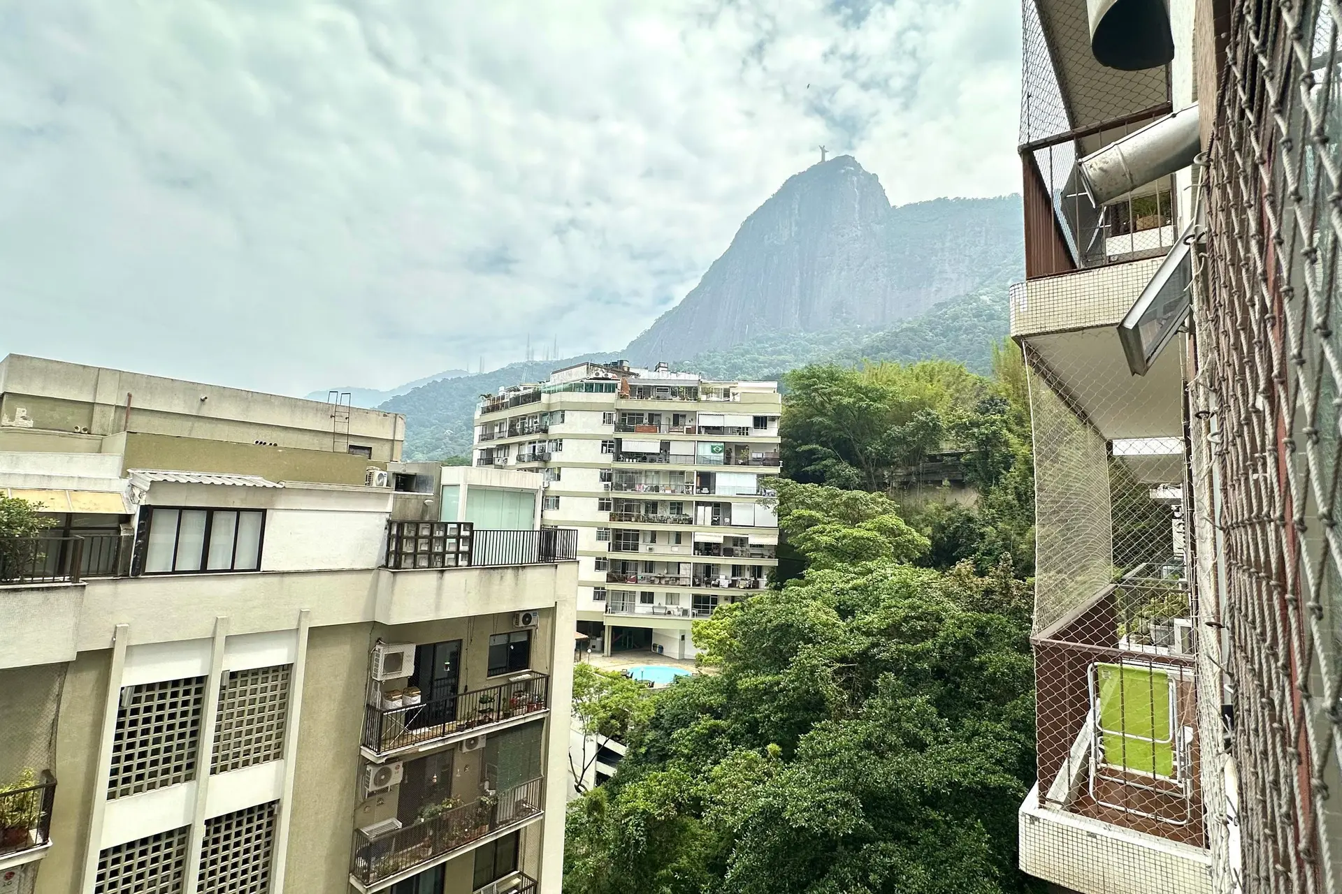 One-bedroom apartment with a mountain view in Rio de Janeiro — photo 12
