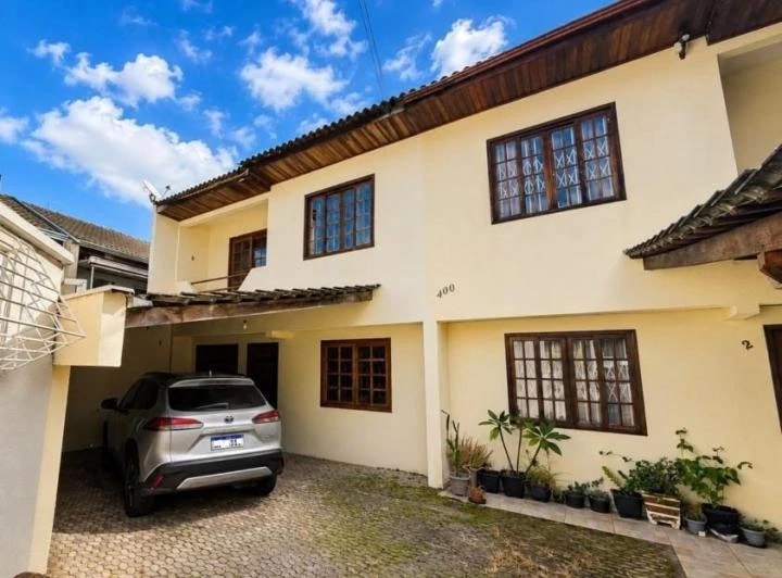 4-bedroom house with private BBQ area