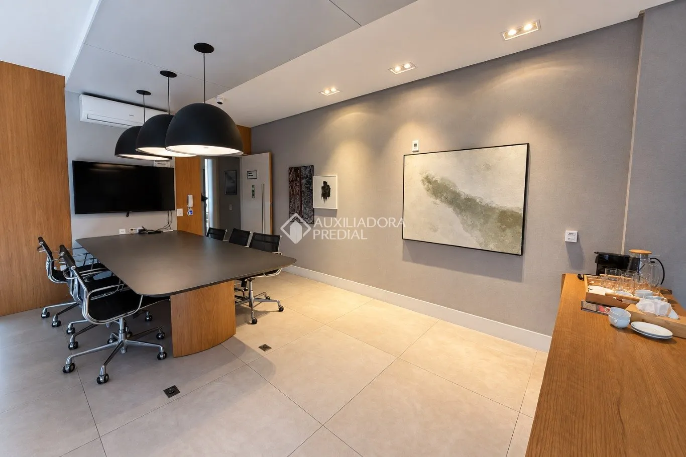 Balcony with a grill in a 2-bedroom apartment, 172 m² — photo 12