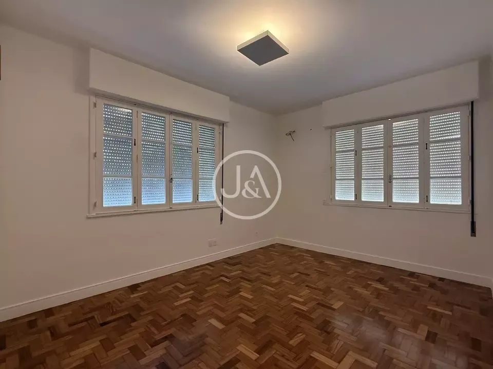 Apartment, 127 m², with wood or laminate floors — photo 5