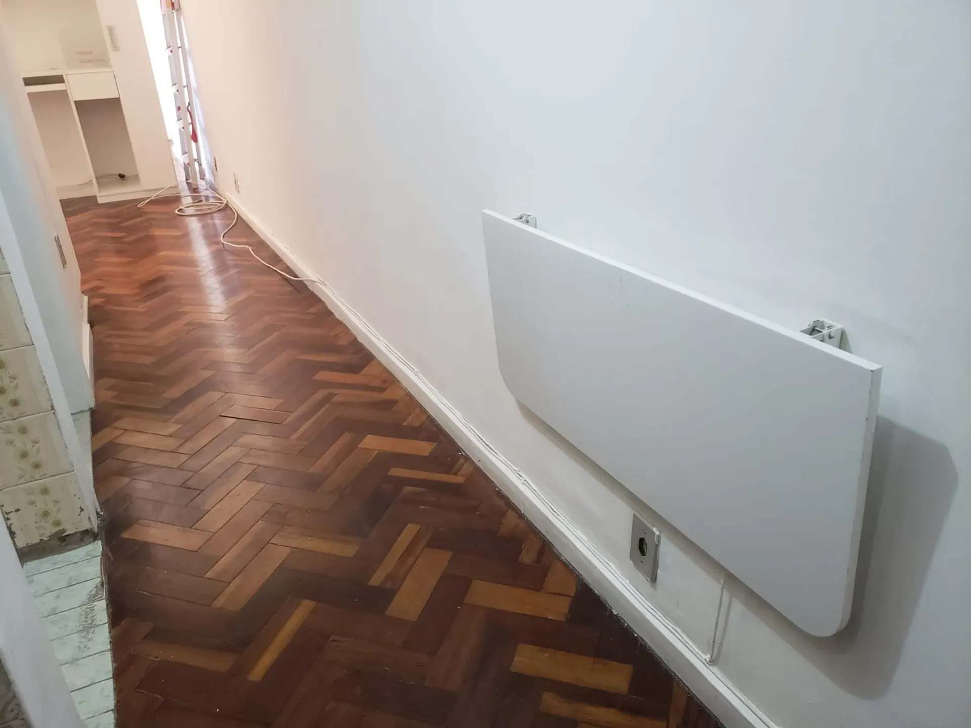 Studio com piso de madeira ou laminado, Centro — photo 6