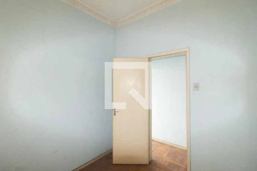 6-bedroom house with a glass-enclosed balcony — photo 18