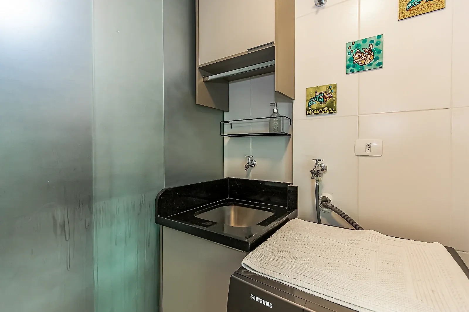 Balcony with a grill in a 3-bedroom apartment, 74 m² — photo 18