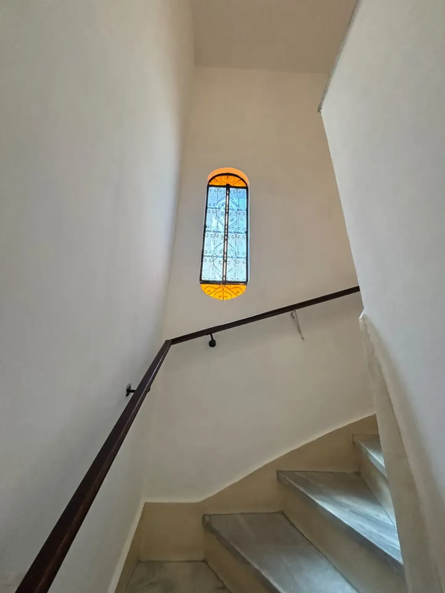 Balcony with a grill in a 2-bedroom house, 120 m² — photo 29