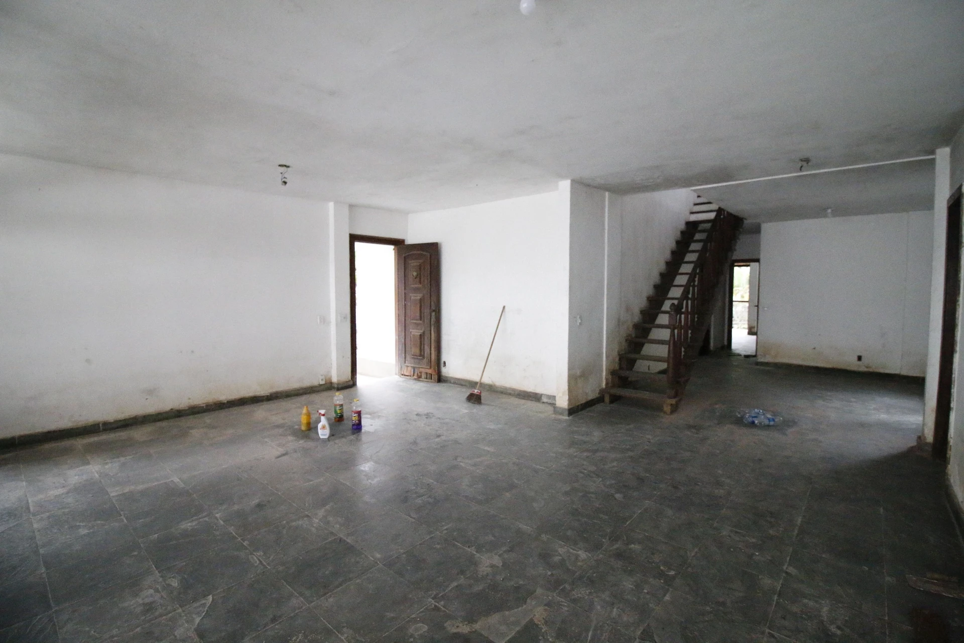 500 m² house with floor-to-ceiling windows and a bathtub — photo 35