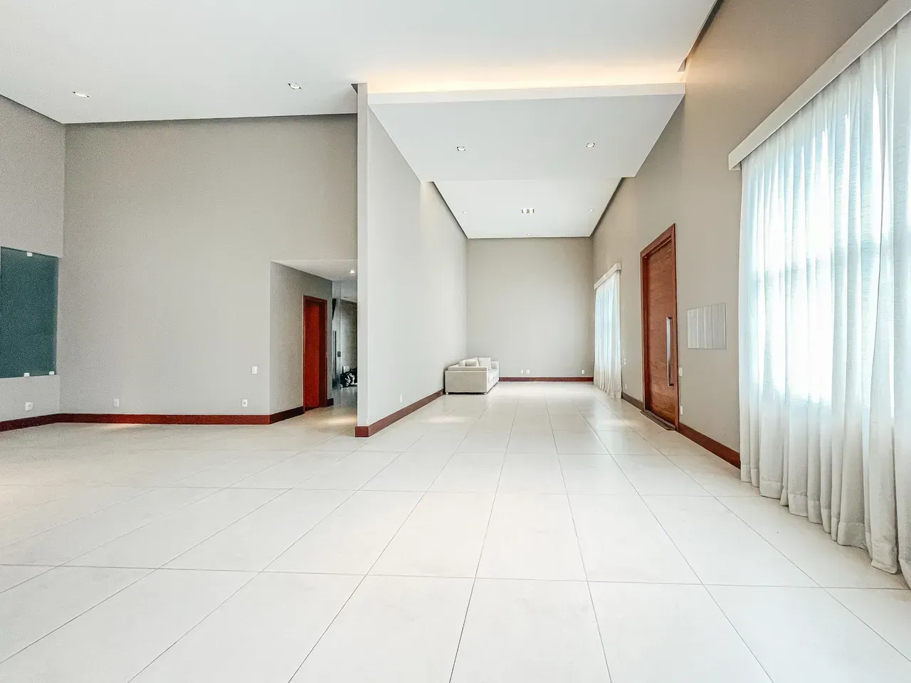 600 m² house with a bathtub and floor-to-ceiling windows — photo 10