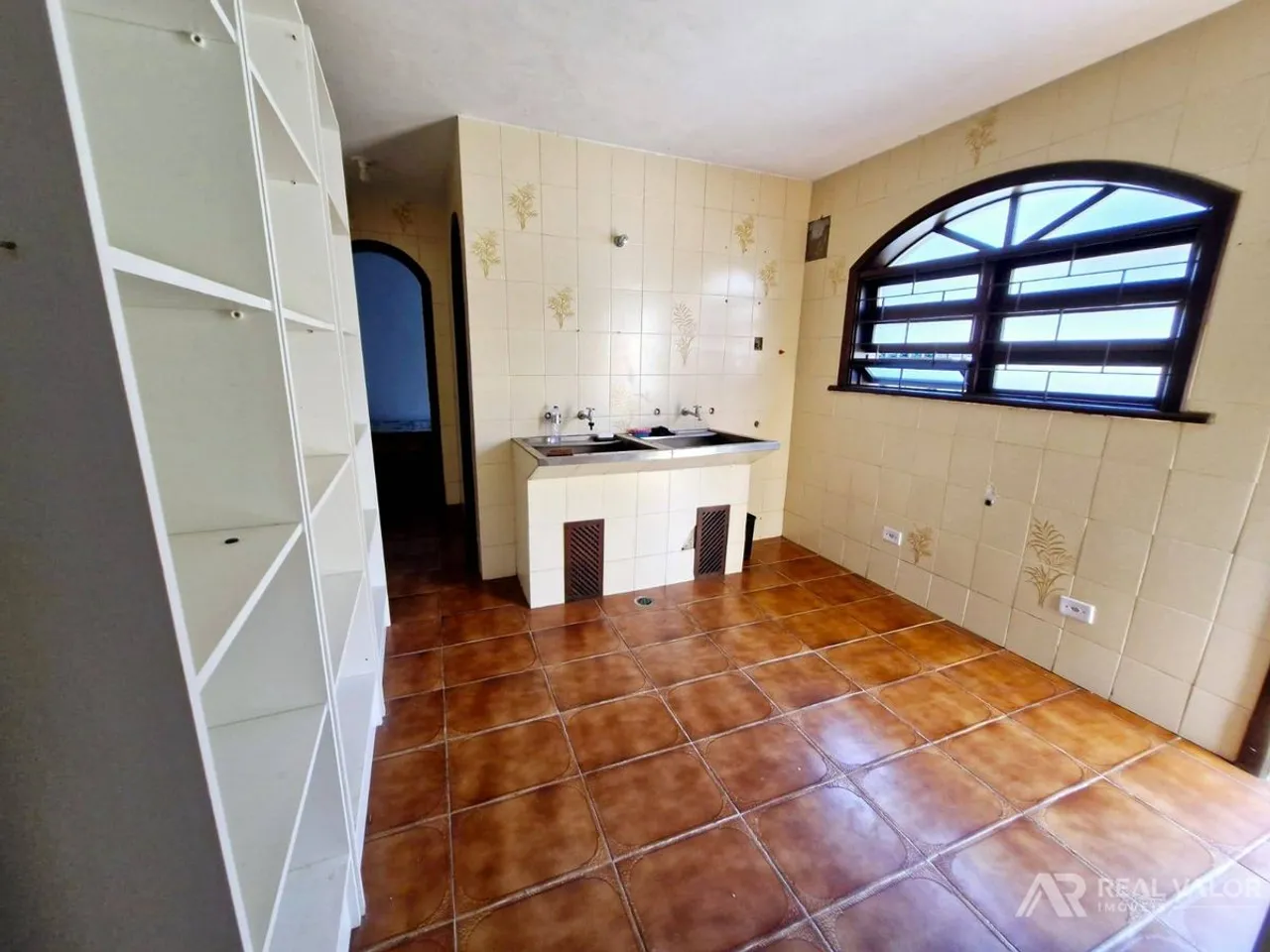 House with 5 bedrooms and 5 bathrooms, closed kitchen — photo 13