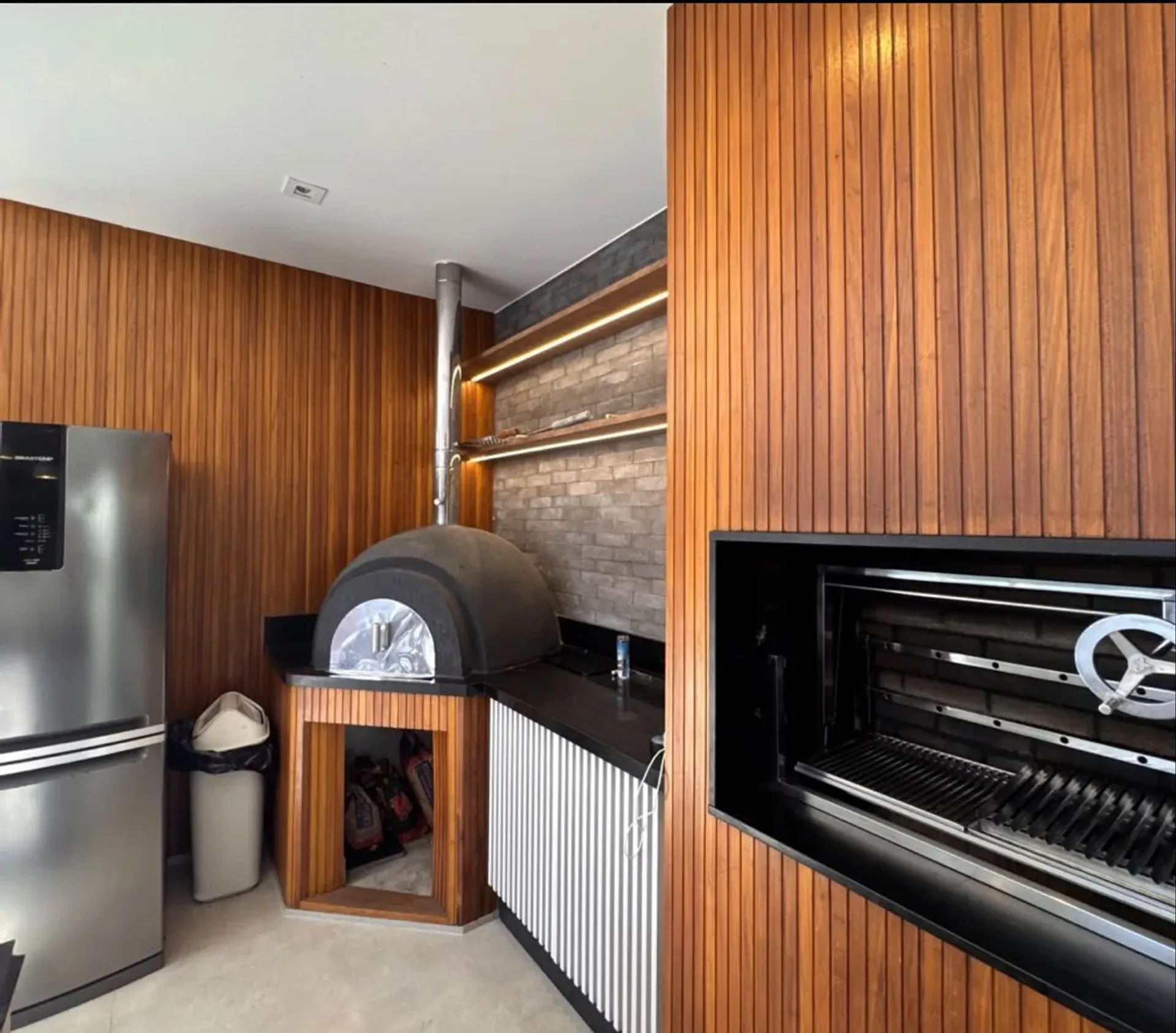 Furnished house, 800 m², with floor-to-ceiling windows — photo 2