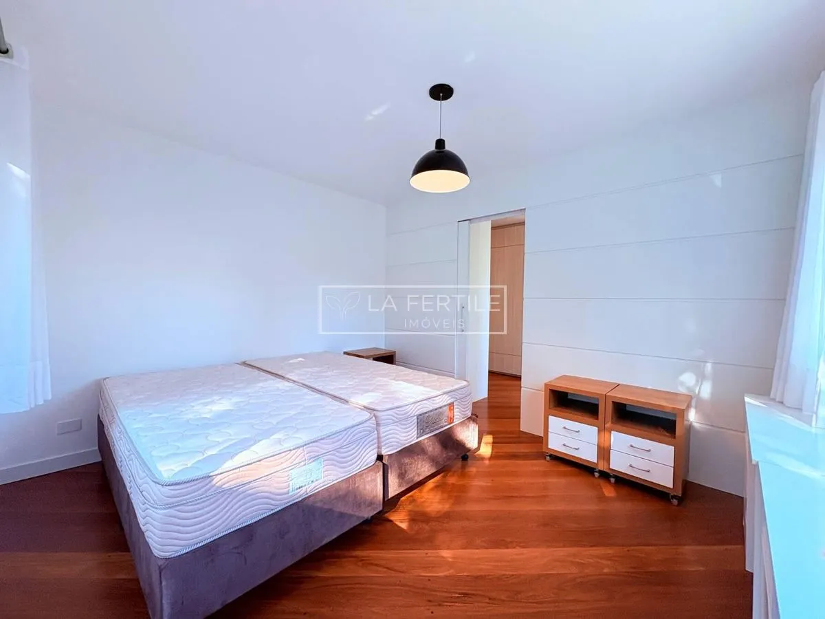 Будинок на 5 спалень із 2 ванними при кімнаті, 400 м² — photo 24