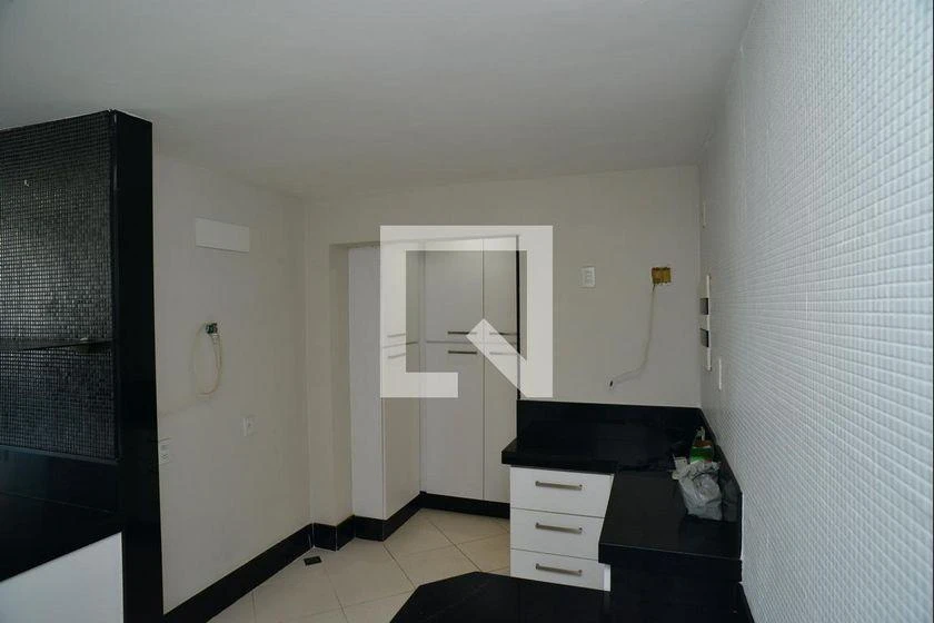 3-bedroom apartment with a walk-in closet — photo 34