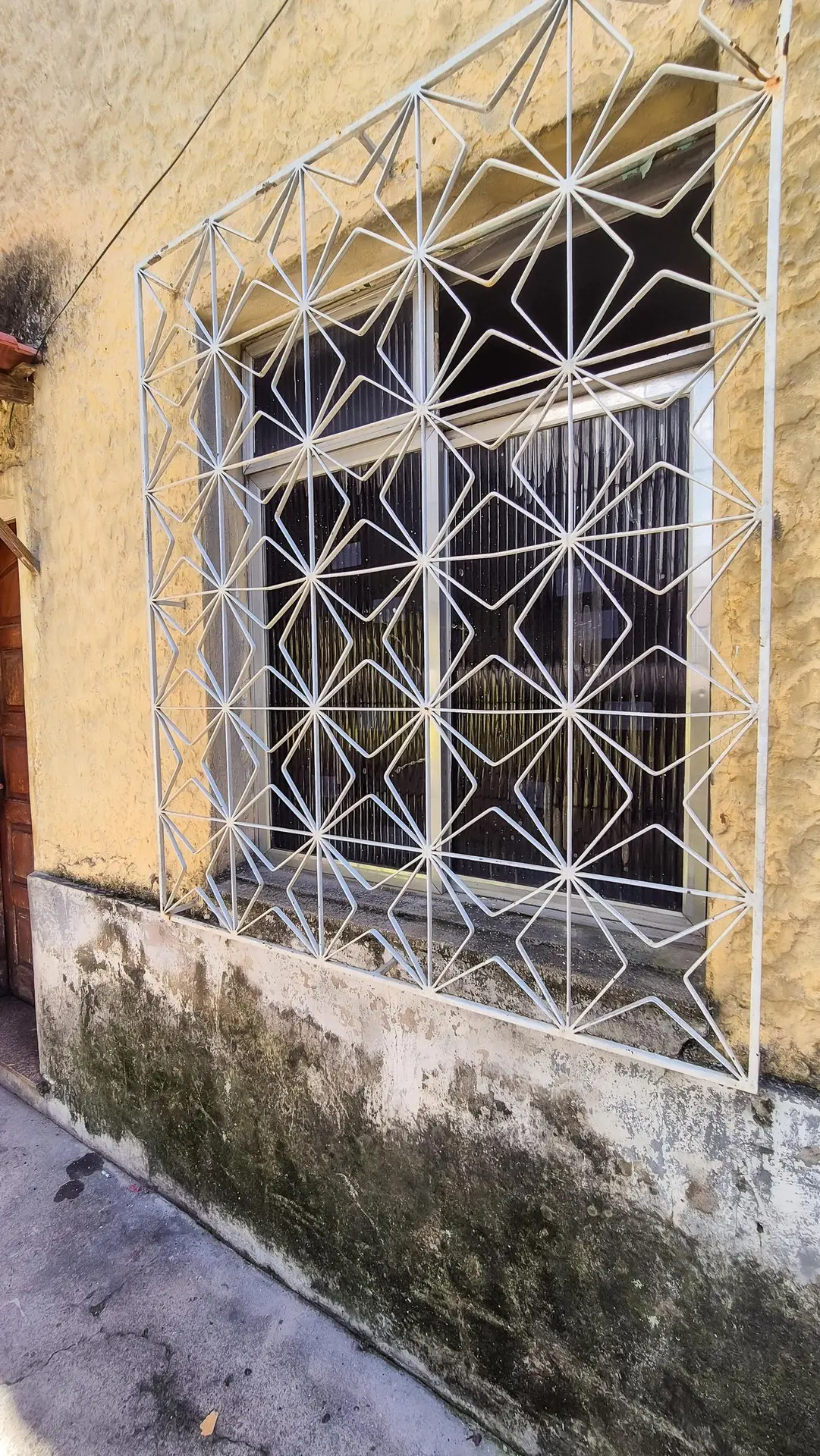 Unfurnished 2-bedroom apartment with a kitchenette