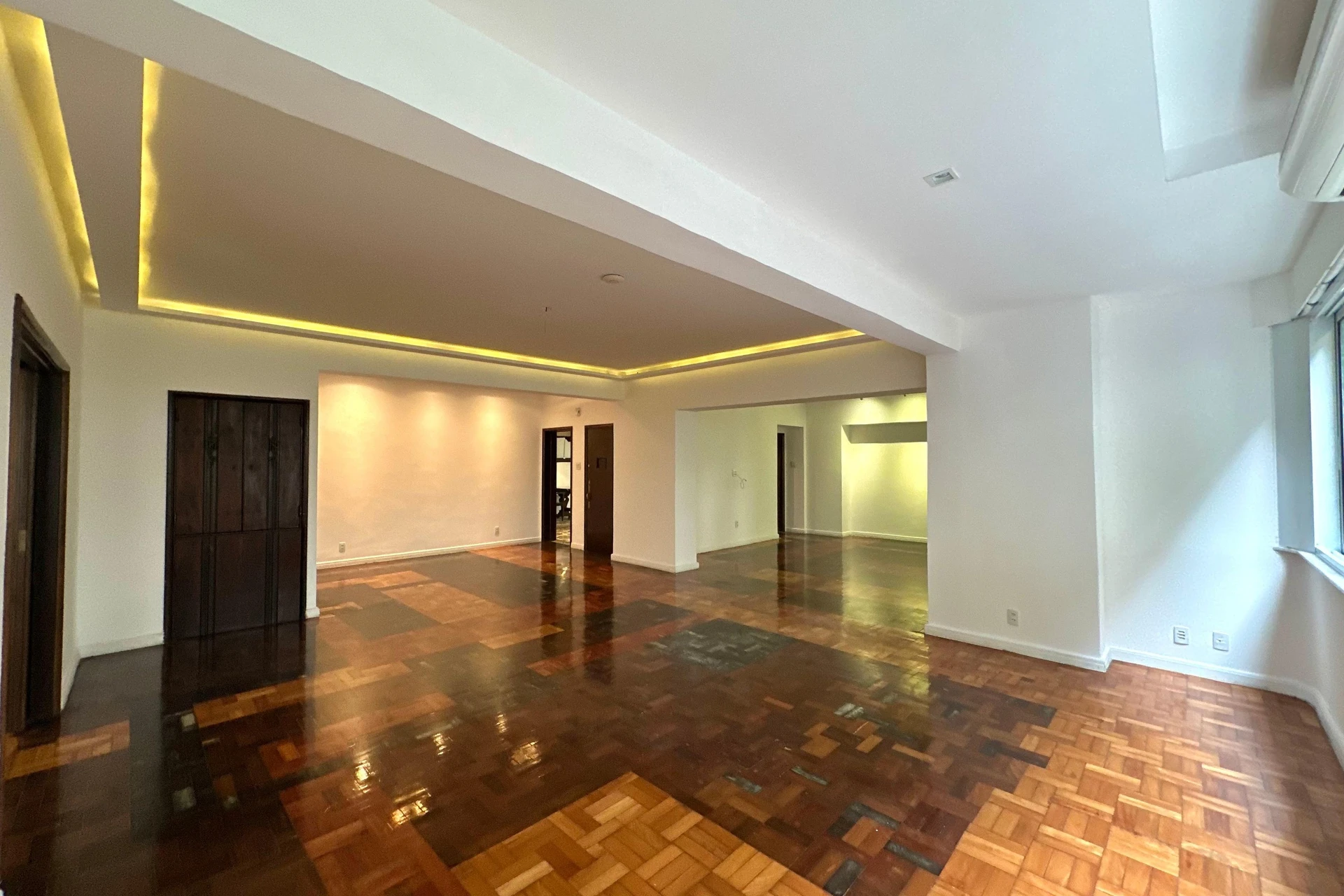 4-bedroom apartment with 6 bathrooms and 1 parking spot