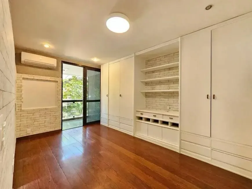 Washing machine in a 3-bedroom apartment, 209 m² — photo 12