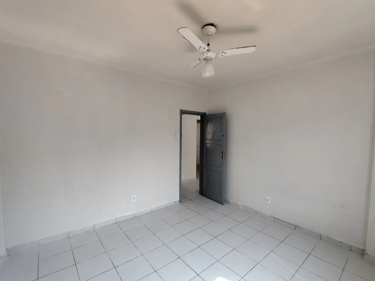 Apartment with 2 bedrooms and a glass shower enclosure — photo 11