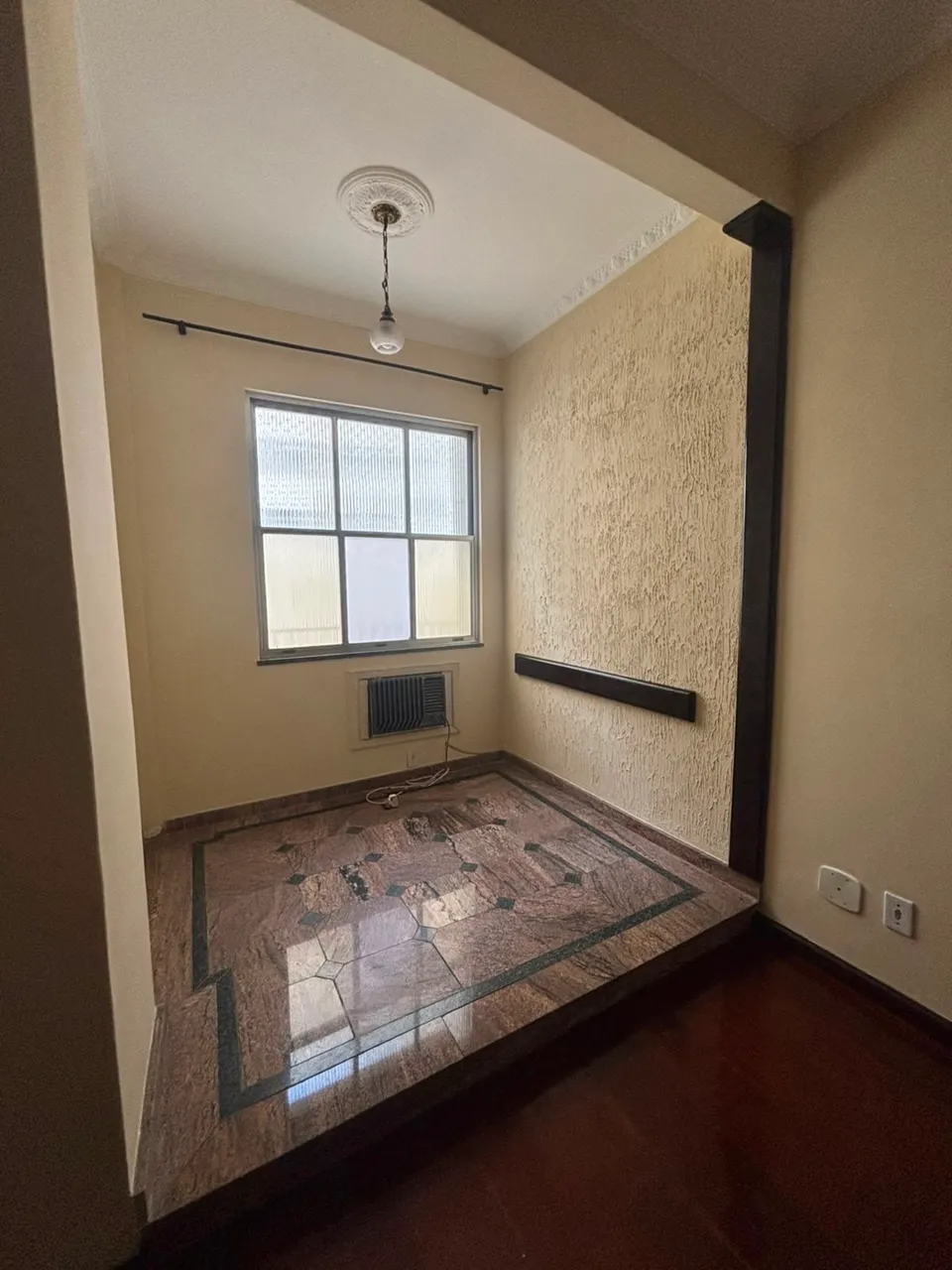1-bedroom apartment with 2 bathrooms and glass shower — photo 9
