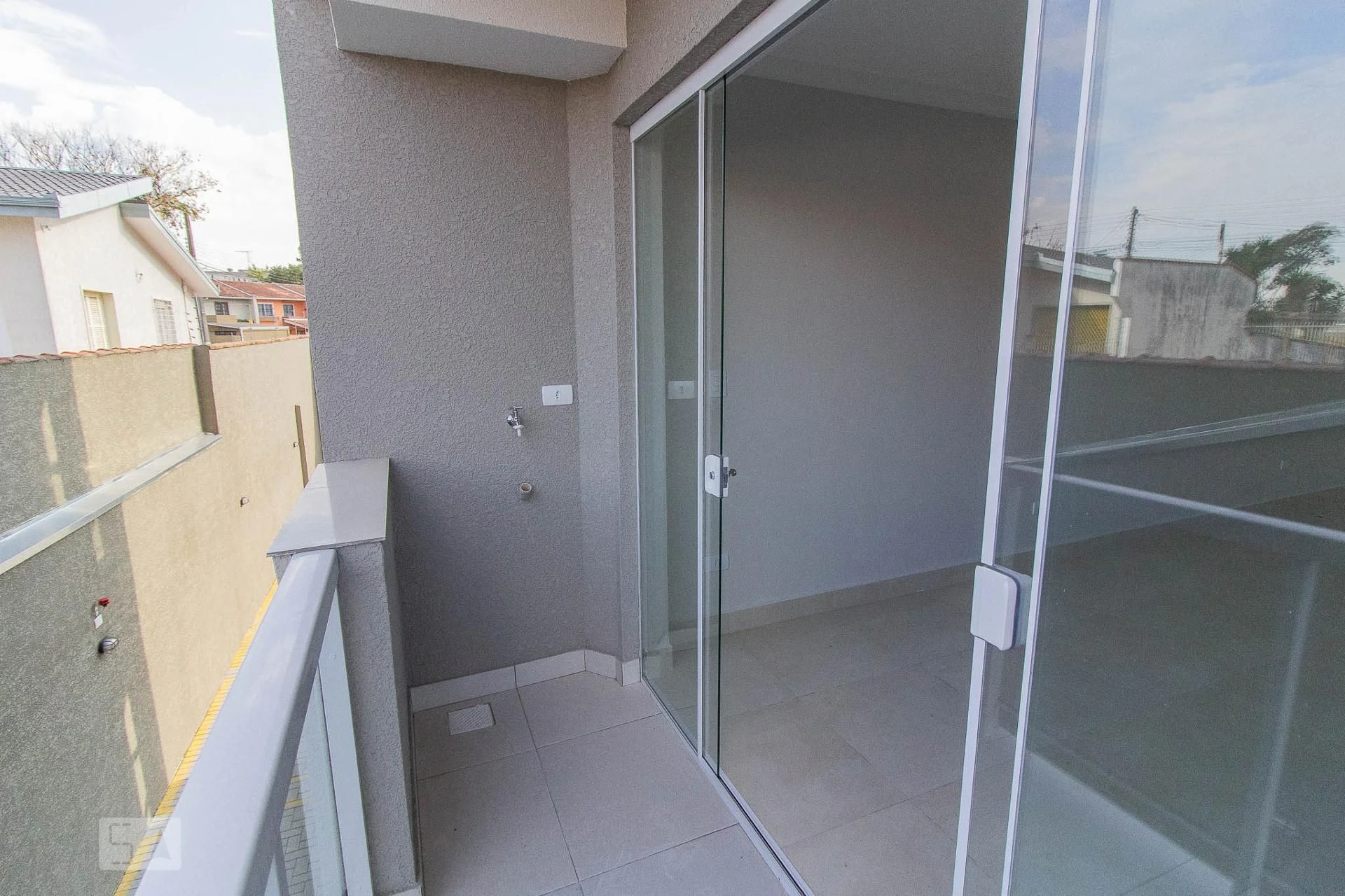 Unfurnished studio with 1 bedroom and a balcony — photo 5