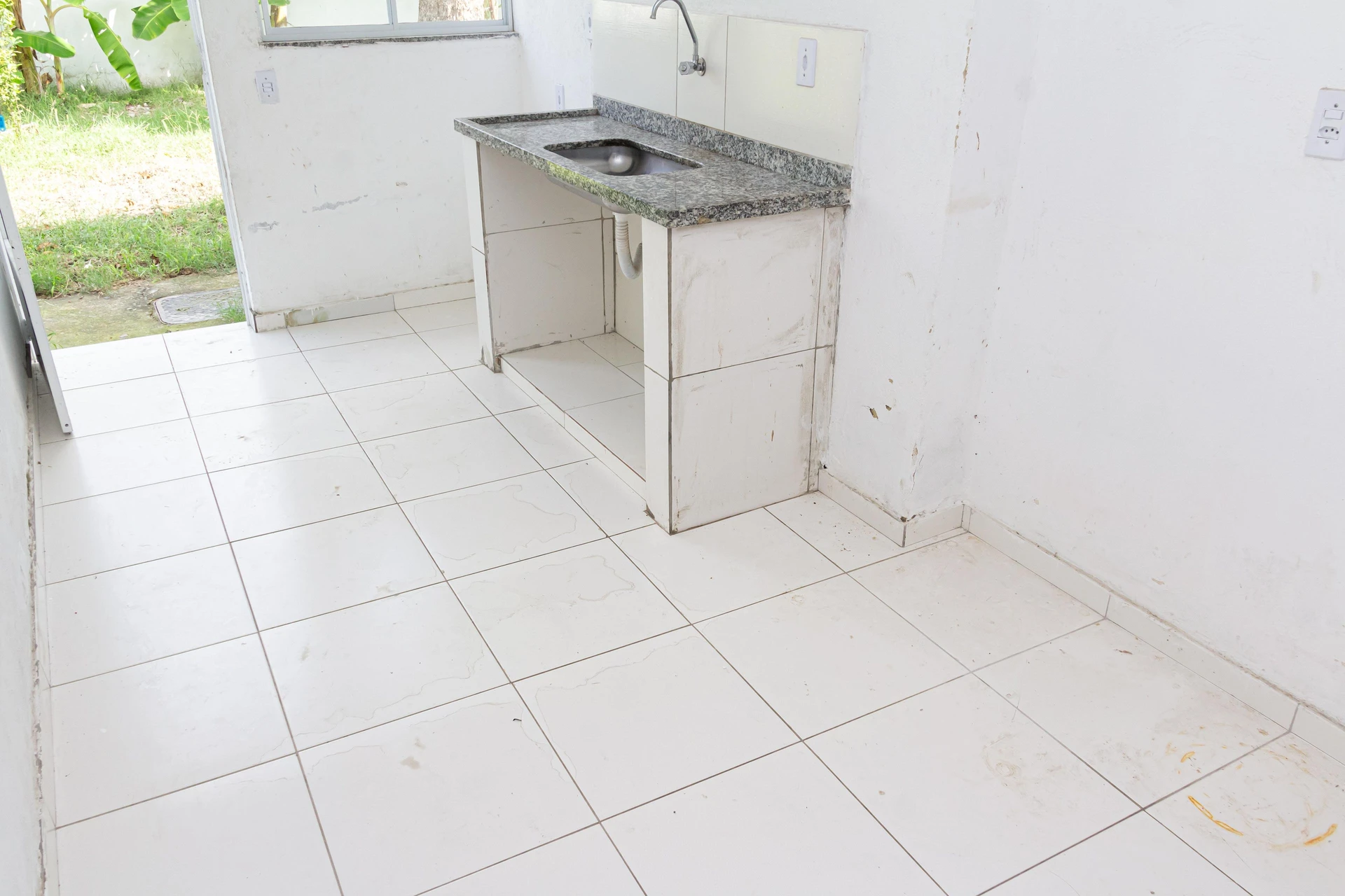 Studio with private laundry area and private garden — photo 11