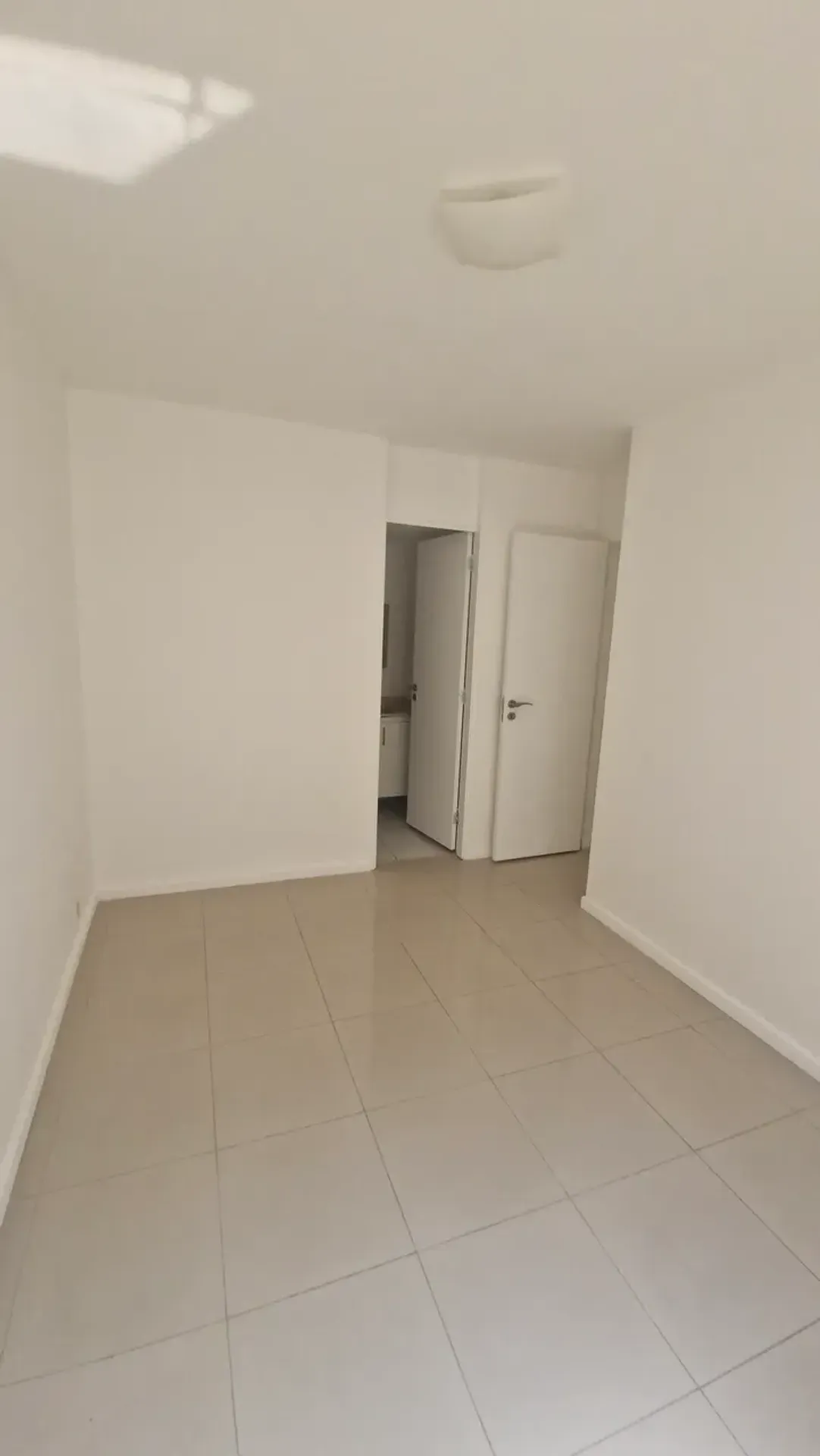 Unfurnished 2-bedroom apartment with 2 bathrooms — photo 3