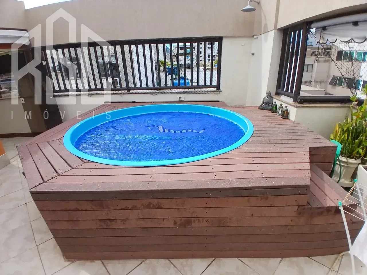 Balcony with a grill in a 2-bedroom apartment, 153 m² — photo 18