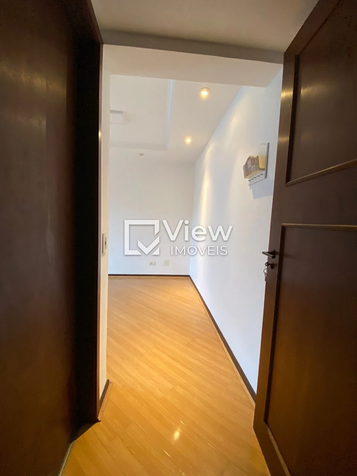 3-bedroom apartment with wood or laminate floors — photo 13