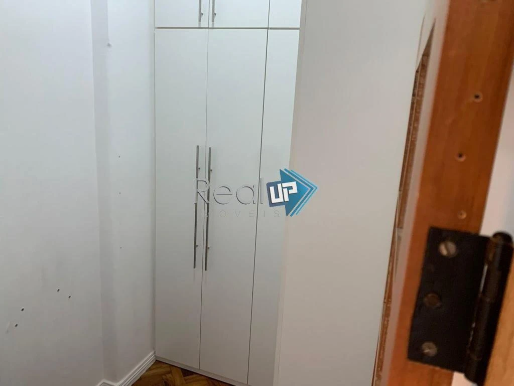 Wood or laminate floors in a 2-bedroom apartment, 80 m² — photo 27