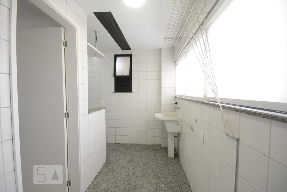 4-bedroom apartment in a building with a pool — photo 30