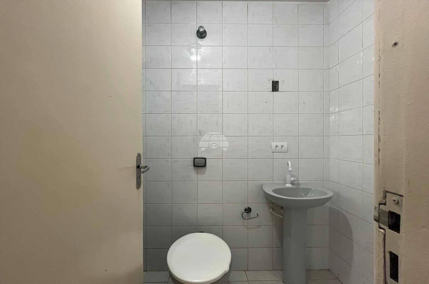 Wood or laminate floors in a 3-bedroom house, 100 m² — photo 26