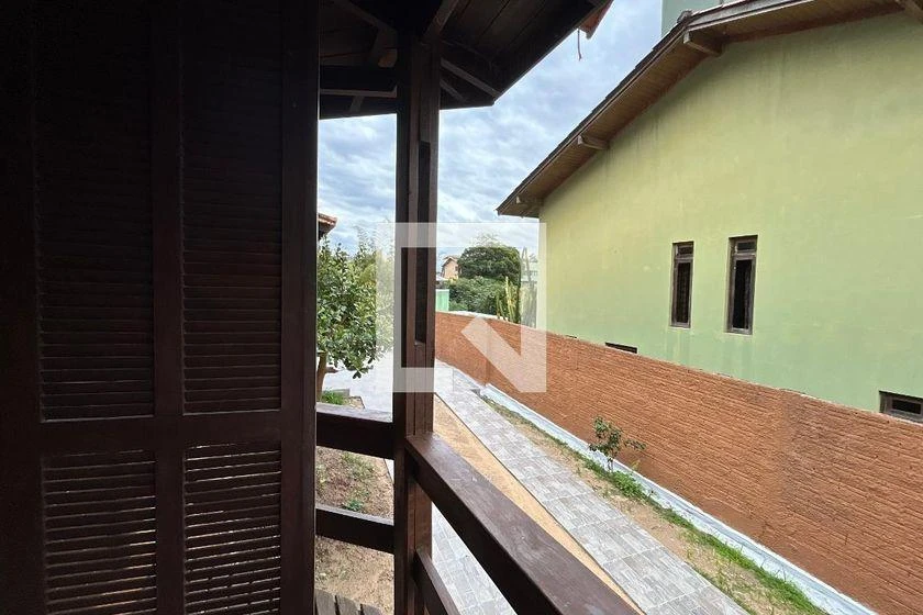 Balcony with a grill in a 3-bedroom house, 100 m² — photo 12