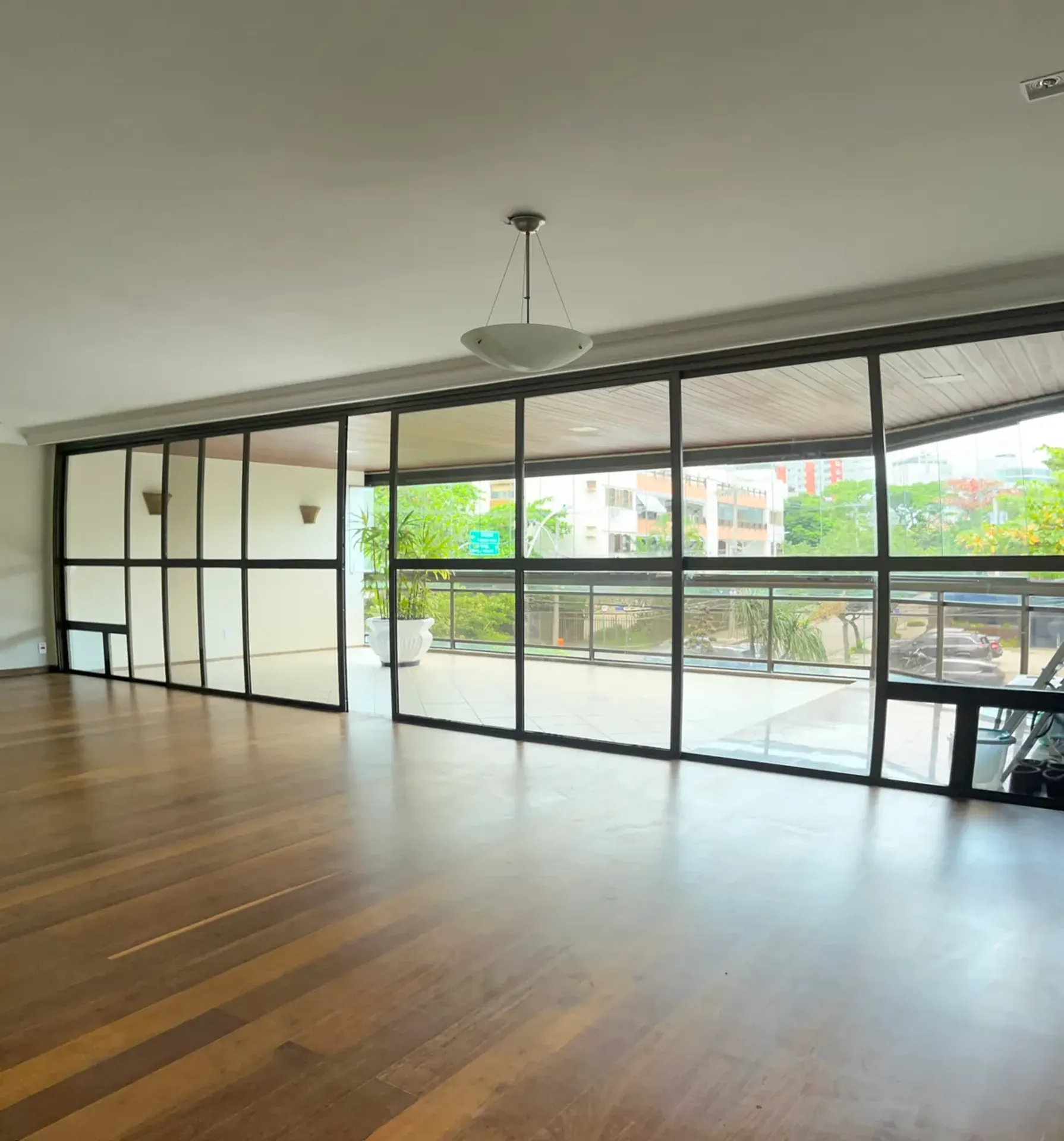 Unfurnished apartment with 3 bedrooms and a balcony — photo 16