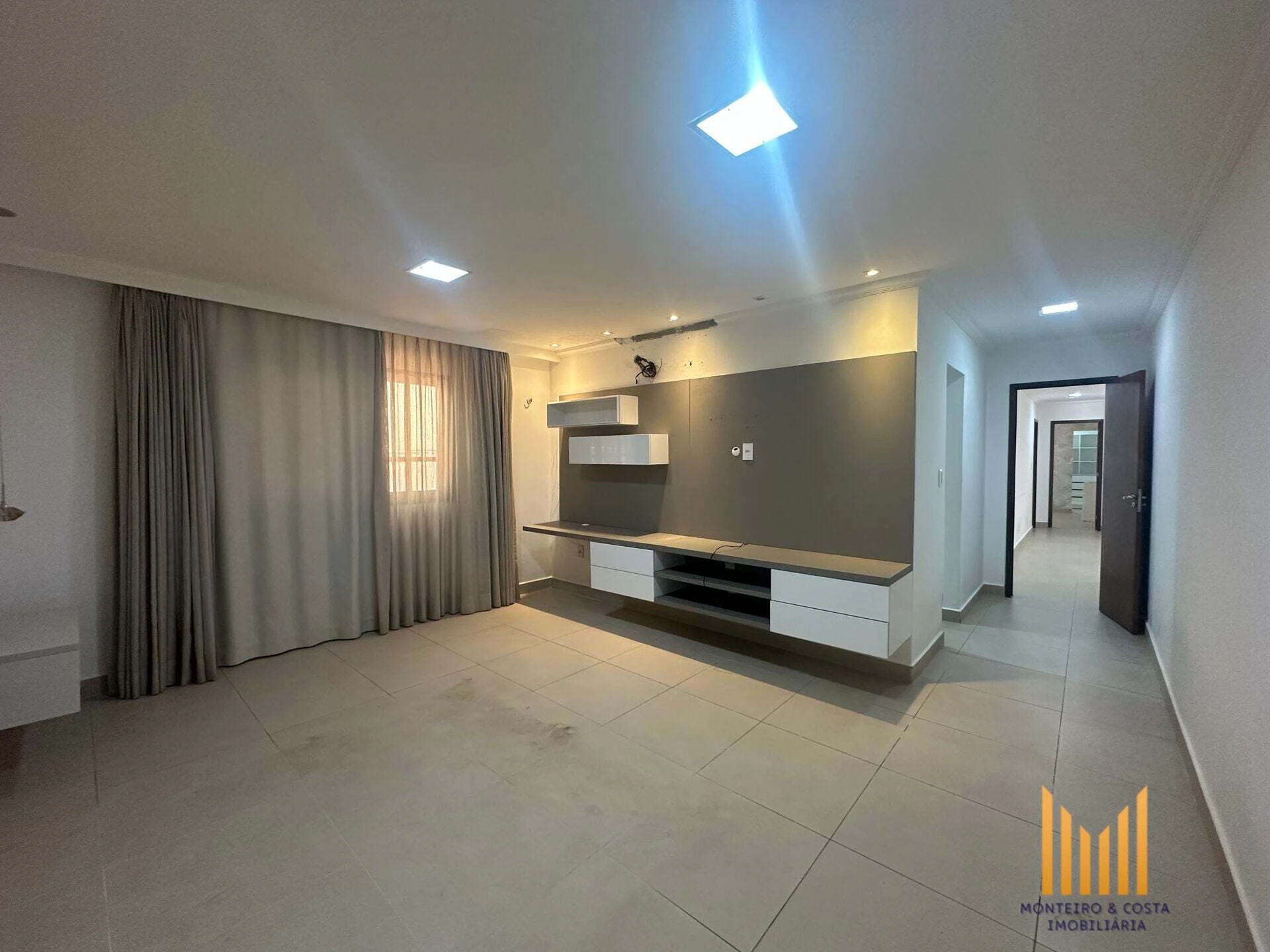 4-bedroom apartment with a walk-in closet