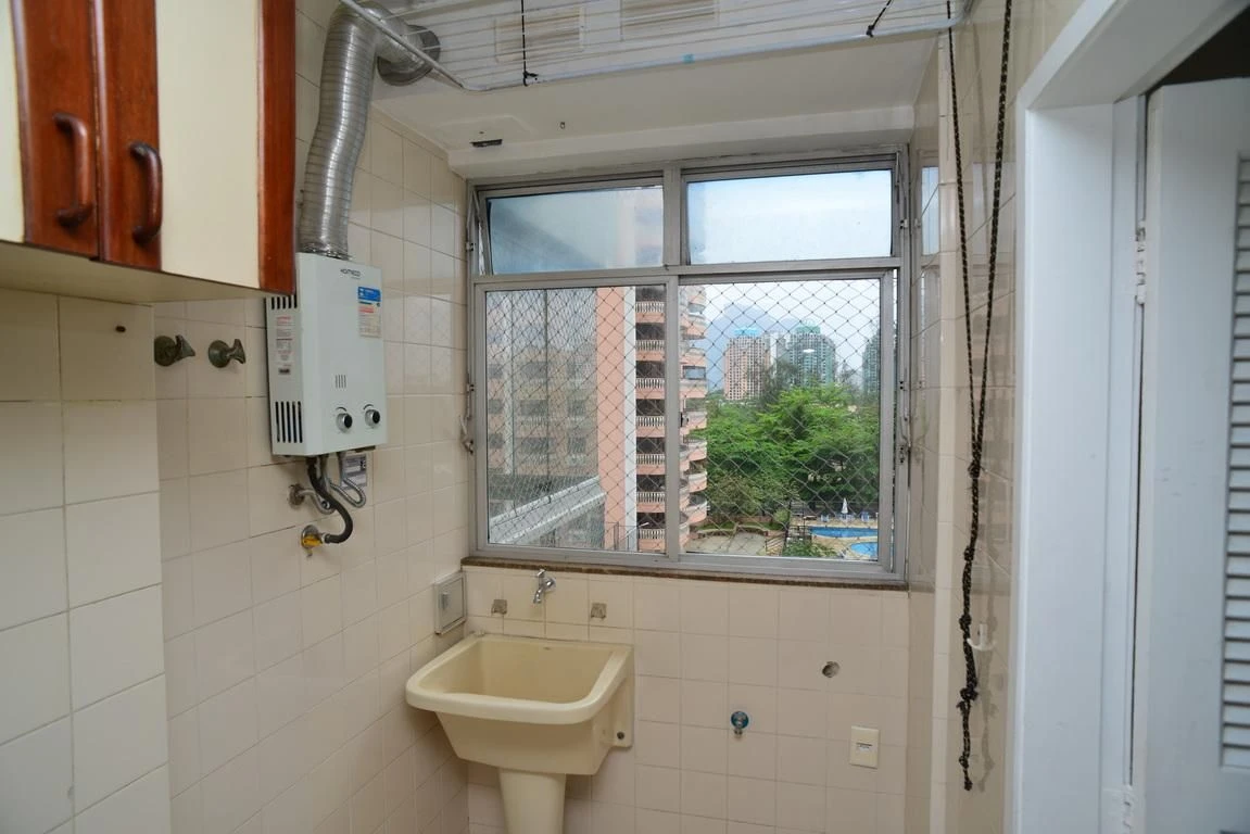 Rental apartment with 2 bedrooms and a glass balcony — photo 26