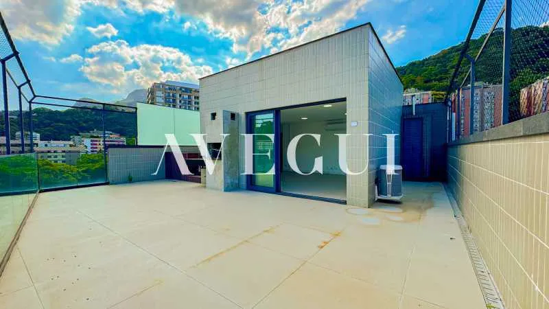 3-bedroom apartment in a building with a pool — photo 29