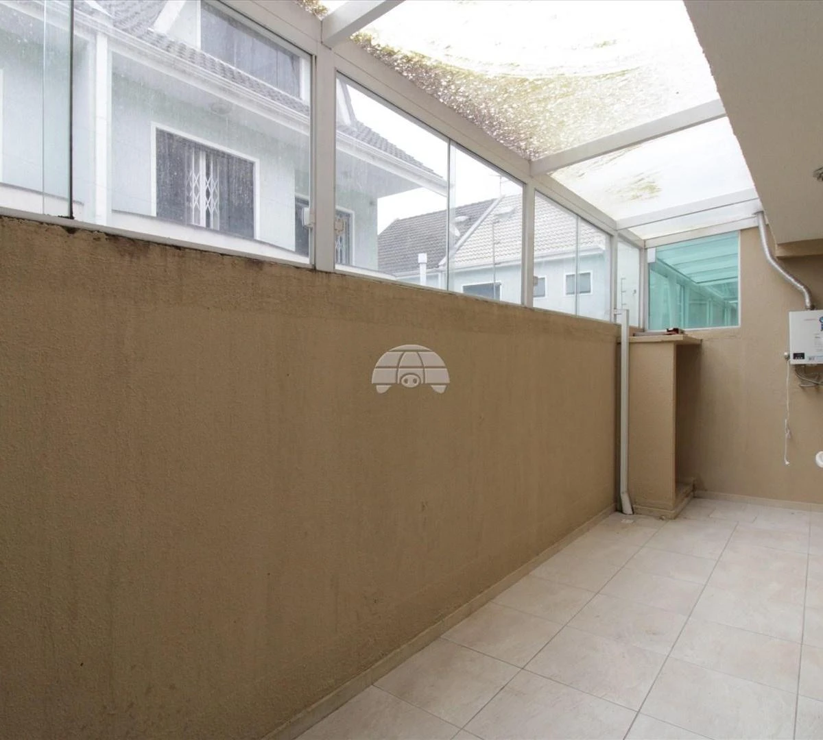 3-bedroom house with a bathtub in Curitiba — photo 6