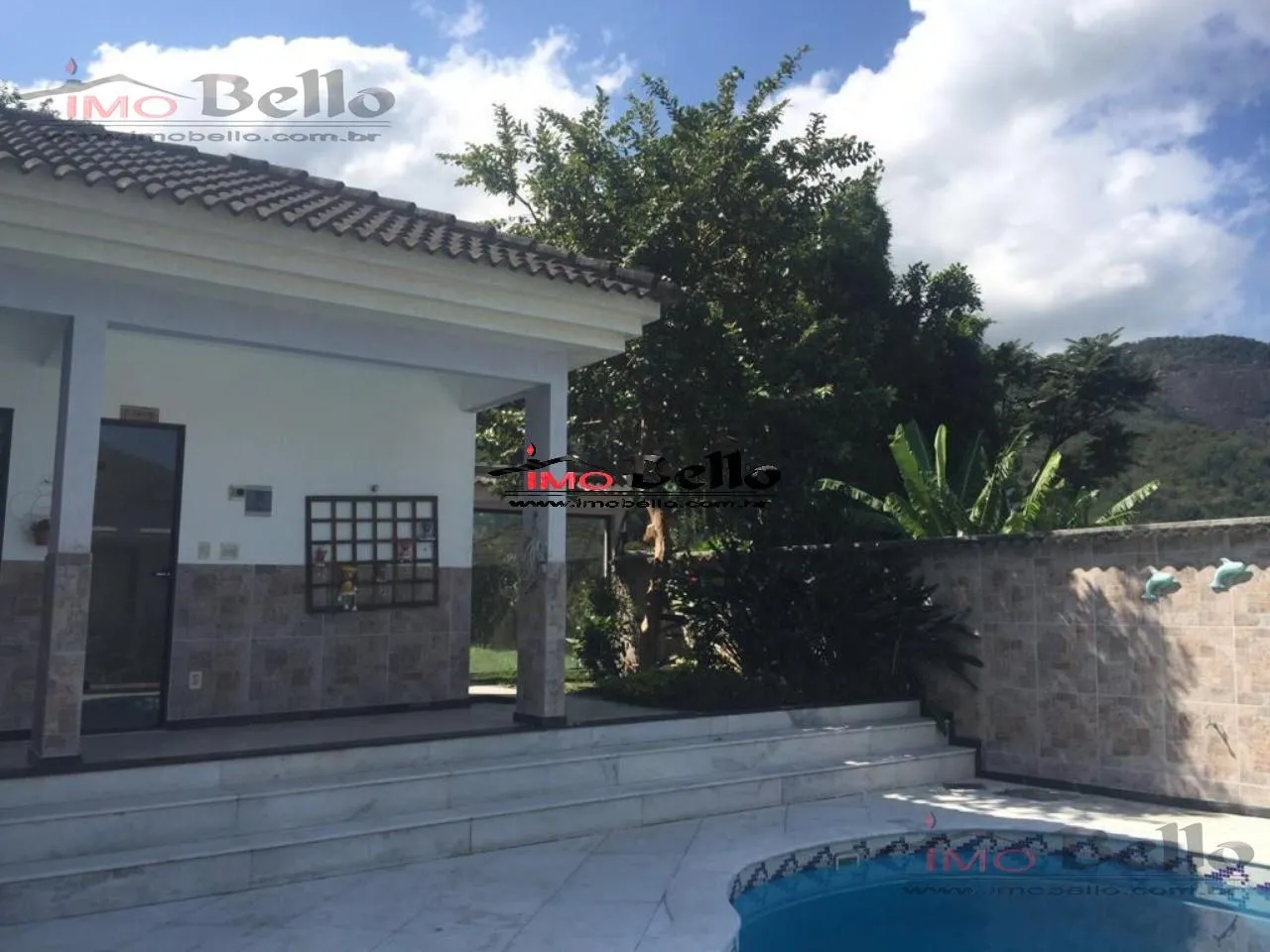 Casa com 3 suítes e 400 m², piso de madeira na sala — photo 4